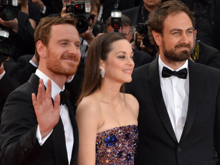 CANNES, FRANCE - MAY 23:  (L-R) Michael Fassbender, Marion Cotillard and director Justin Kurzel attend the Premiere of &#039;Macbeth&#039; during the 68th annual Cannes Film Festival on May 23, 2015 in Cannes, France.  (Photo by Foc Kan/FilmMagic)