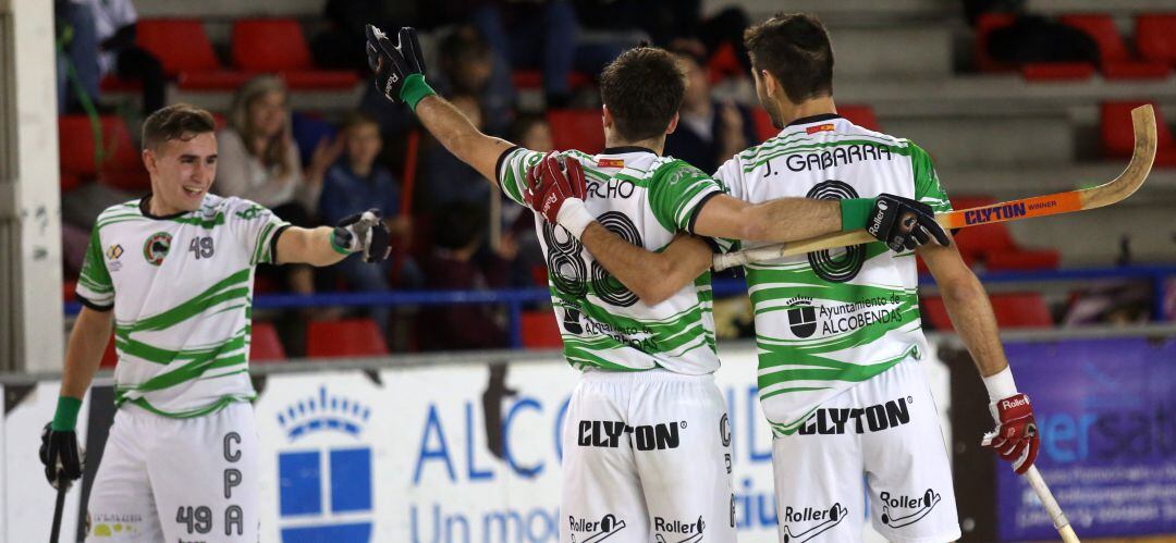 Los jugadores celebran la victoria frente al PHC Sant Cugat