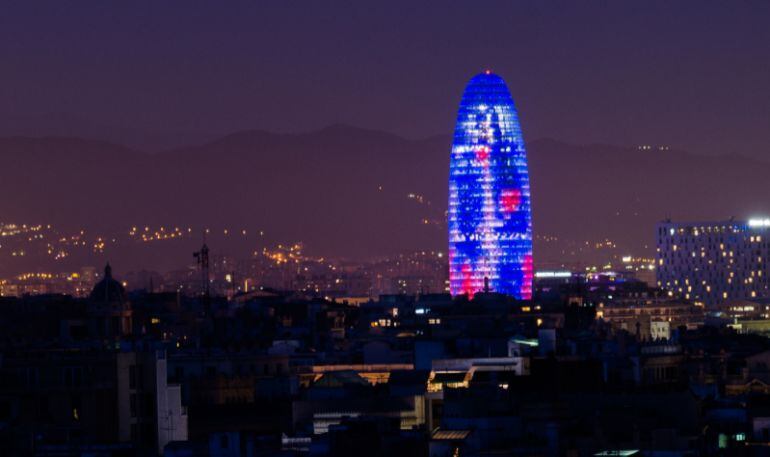 Vista nocturna de la Torre Glòries, on s'ubicarà aquest servei de Facebook contra les 'fake news'