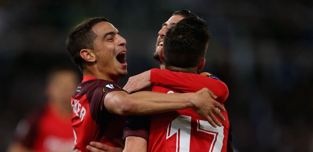 Ben Yedder celebra el gol del Sevilla junto a sus compañeros