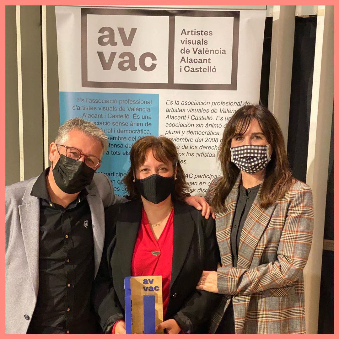 Rafa Calbo, Lucía Romero y Mónica Jover con el reconocimiento de mejor espacio de arte para La Capella d'Alcoi.