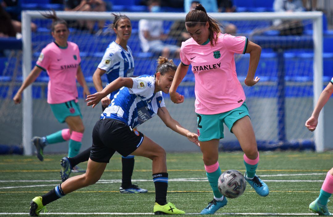 Patri Guijarro controla el balón durante el partido del F.C. Barcelona ante el RCD Espanyol. Las blaugranas, flamantes campeonas de Champions, son las grandes favoritas en Leganés. 