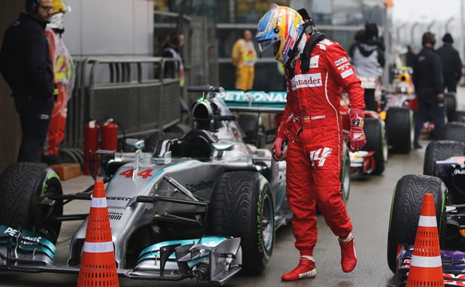 El español mira a uno de los monoplazas del Mercedes al término del GP de China en el que fue tercero por detrás de Lewis Hamilton y Nico Rosberg.