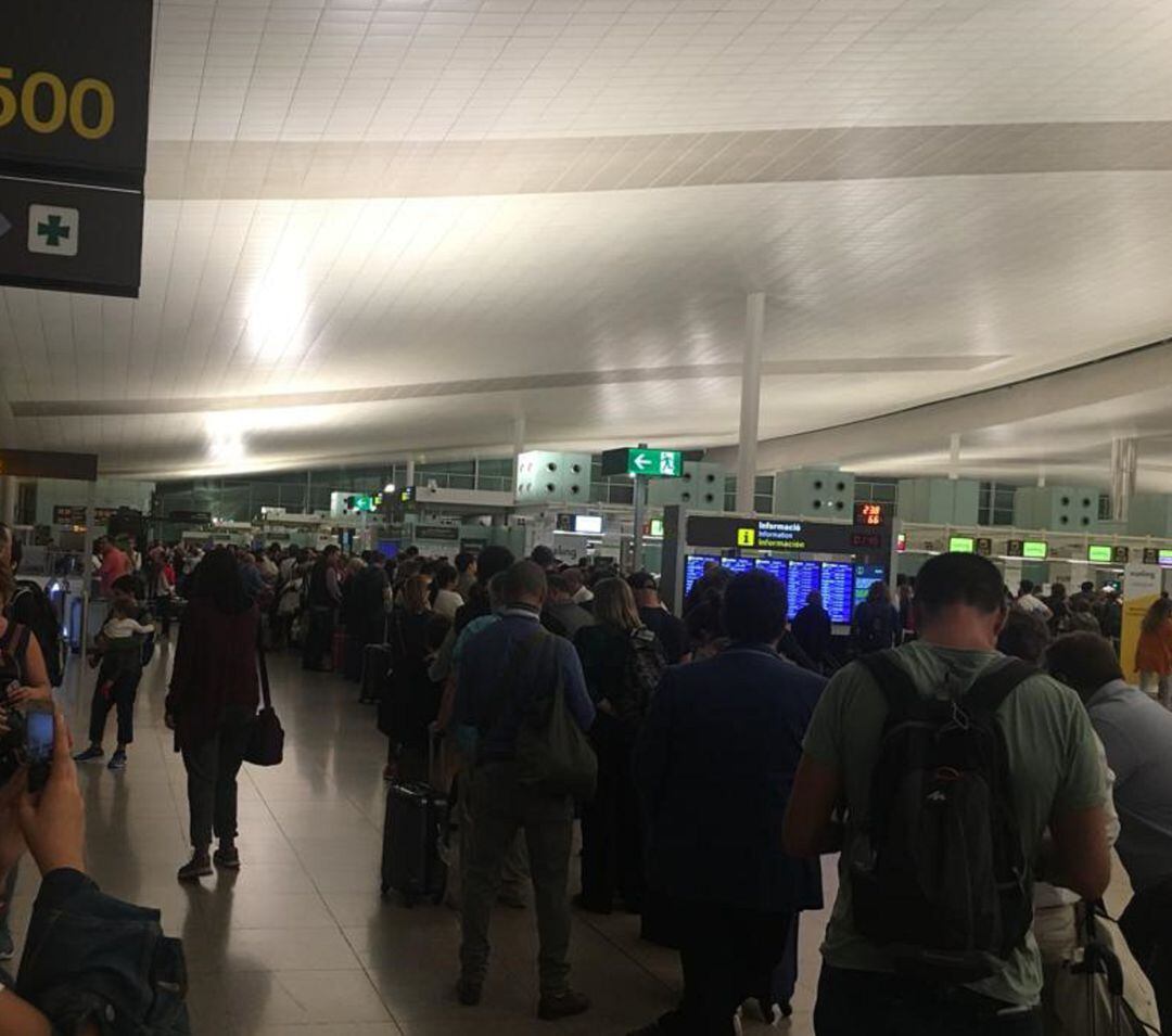 Pasajeros afectados por las cancelaciones en el Aeropuerto de Barcelona