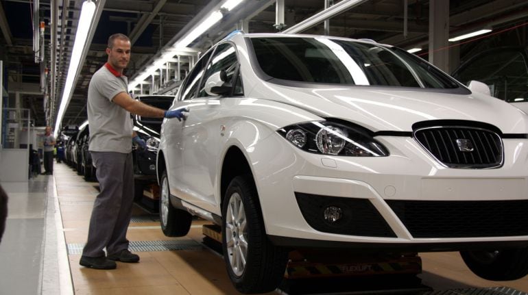 Treballadors a la línia de producció de la planta de SEAT a Martorell