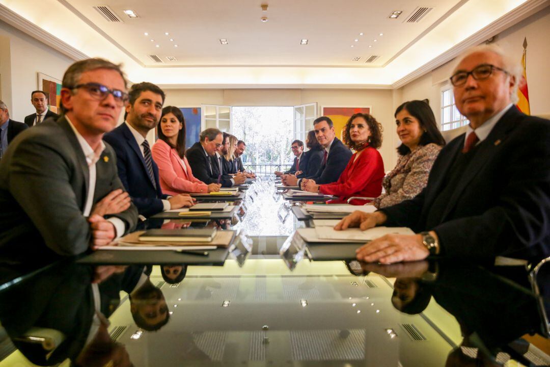 Primera reunión de la mesa de diálogo encabezada por el presidente del Gobierno, Pedro Sánchez (4d); y el president de la Generalitat, Quim Torra (4i), un acuerdo al que llegaron PSOE y ERC para que los segundos facilitaran con su abstención la investidura de Sánchez.