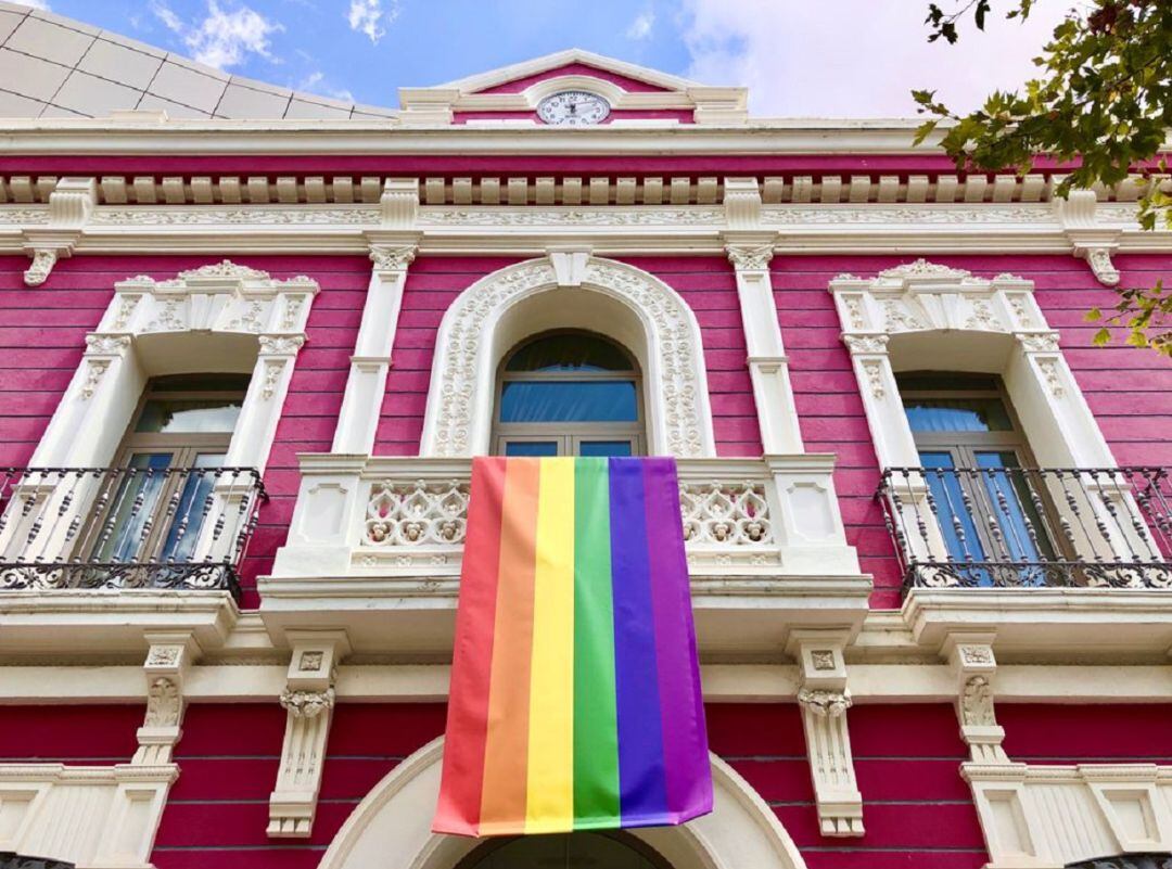 Despliegue de la bandera multicolor en el balcón principal del Museo Cristina García Rodero de Puertollano 