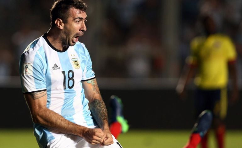 Lucas Pratto celebra un gol ante Colombia.