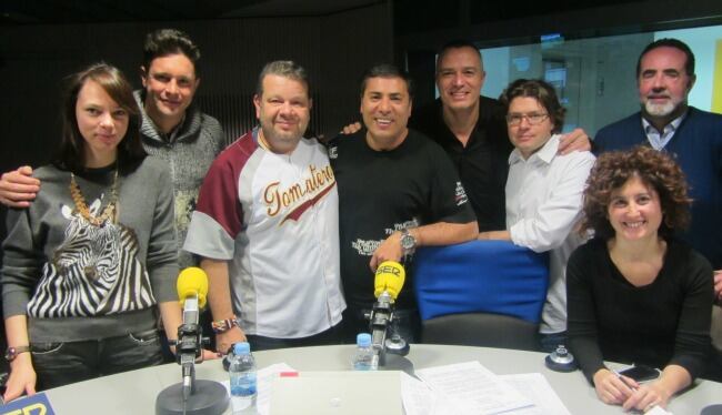 Natalia Vetokhina y Mathias Fusi, del rest. Fishka, junto a Alberto Chicote, Juan Pozuelo y el equipo de 'A vivir Madrid'