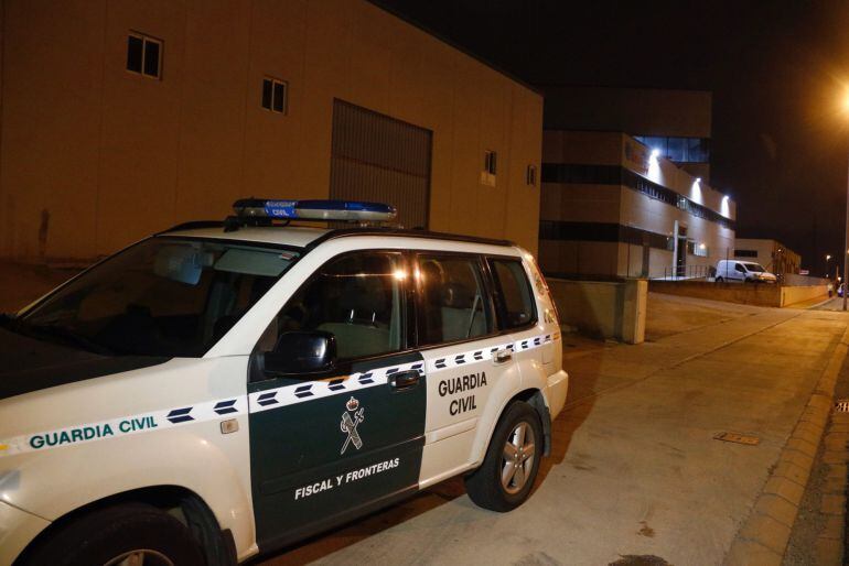 Un coche de la Guardia Civil, delante de una imprenta en el polígono de Constantí