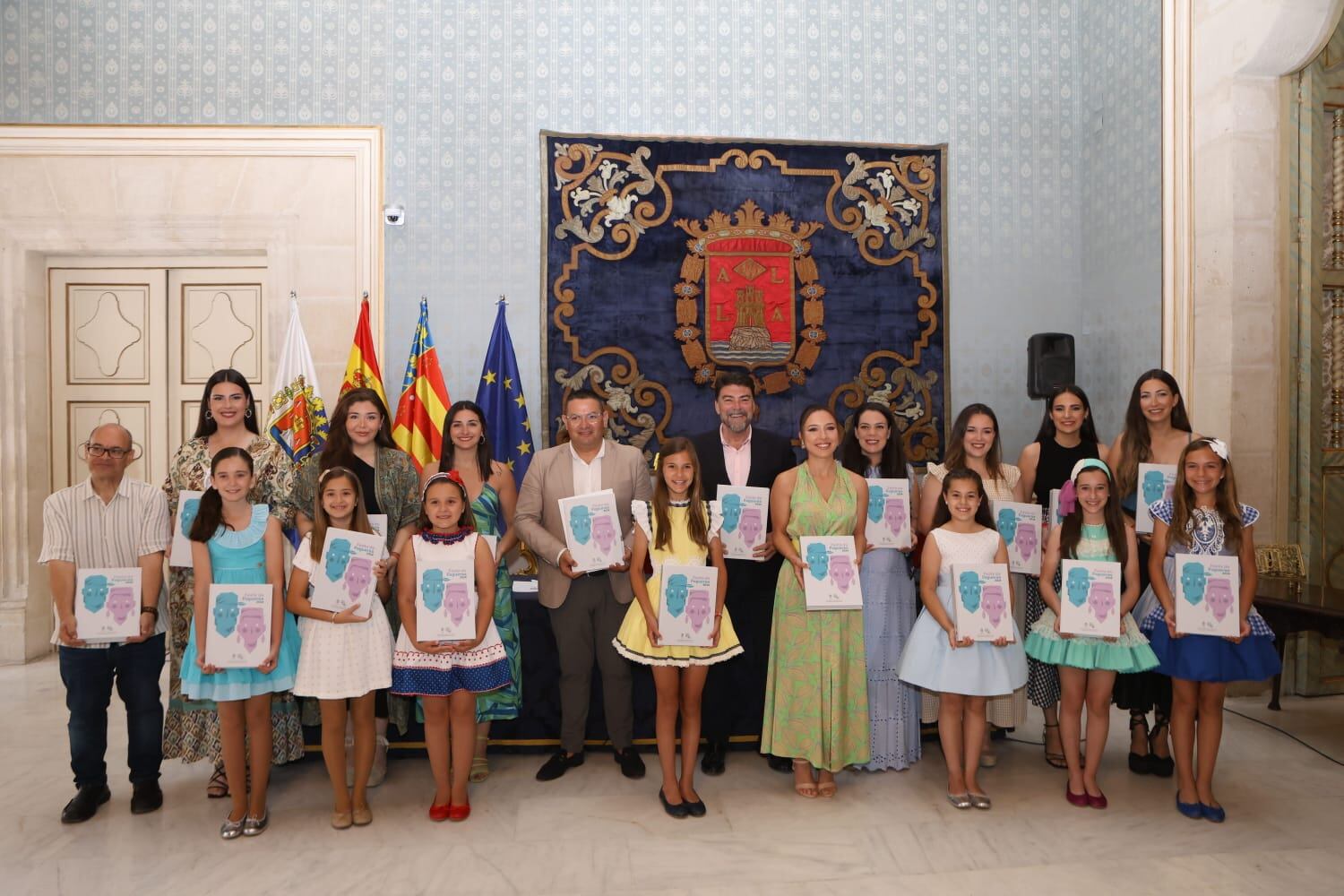 Presentación de la revista &#039;Festa de Fogueres 2024&#039; en el Salón Azul del Ayuntamiento con Barcala y Olivares en el centro de la imagen