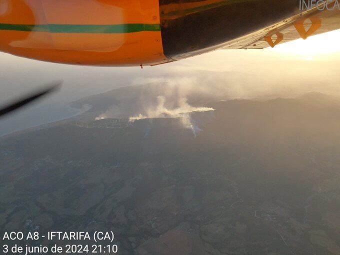 Vista aérea del incendio en la noche de ayer