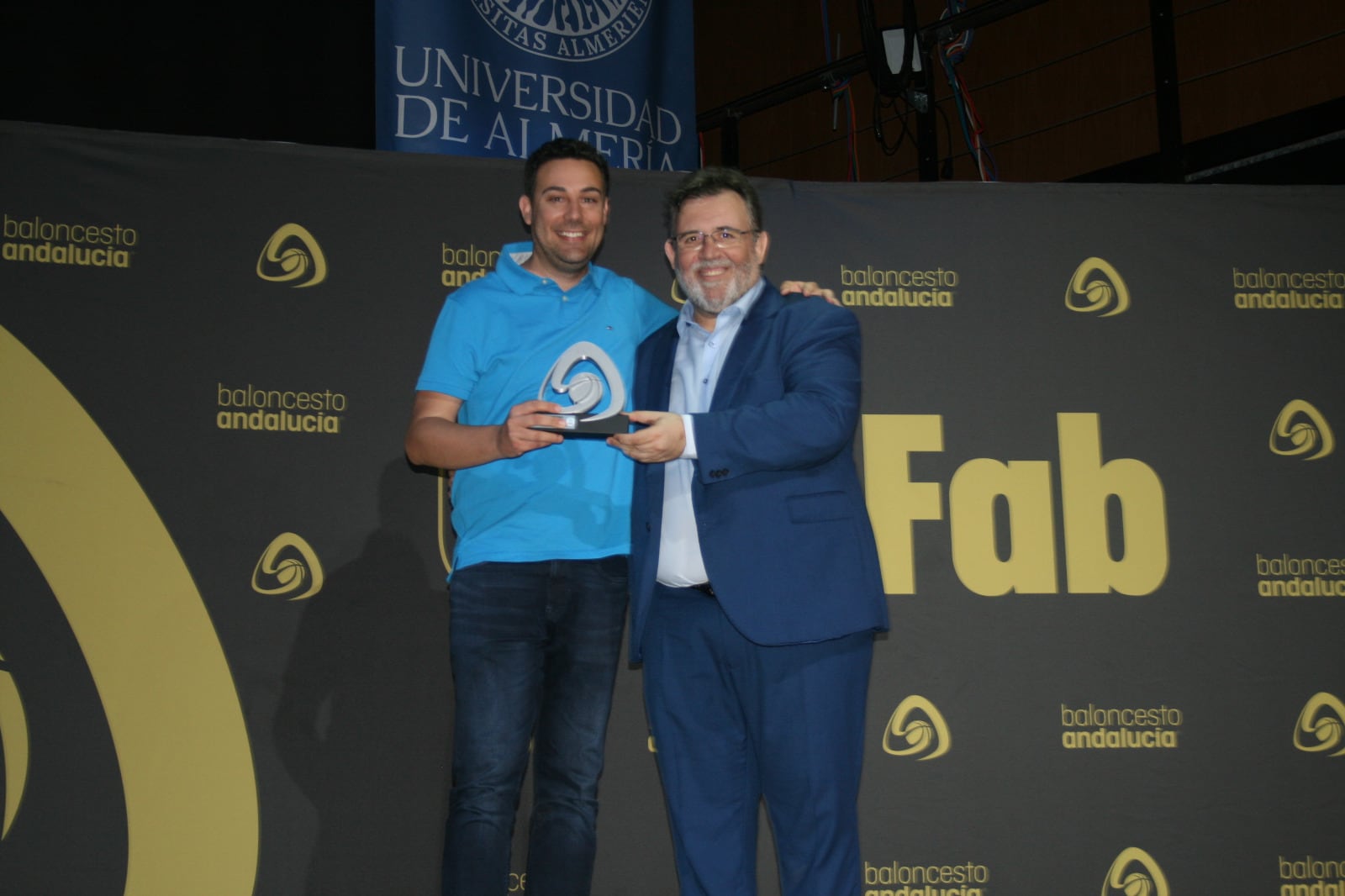 Carlos Miralles y José Cara en la Gala FAB posando con el galardón.