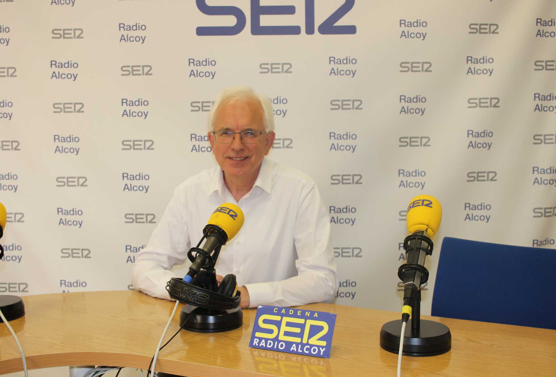 El regidor contestà Paco Payá, en l'estudi central de Radio Alcoy