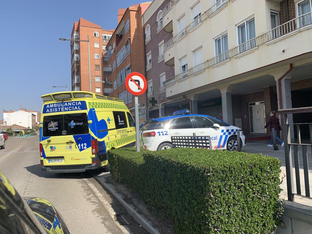 Servicios sanitarios y Policía acuden al accidente laboral ocurrido en la calle Valladolid