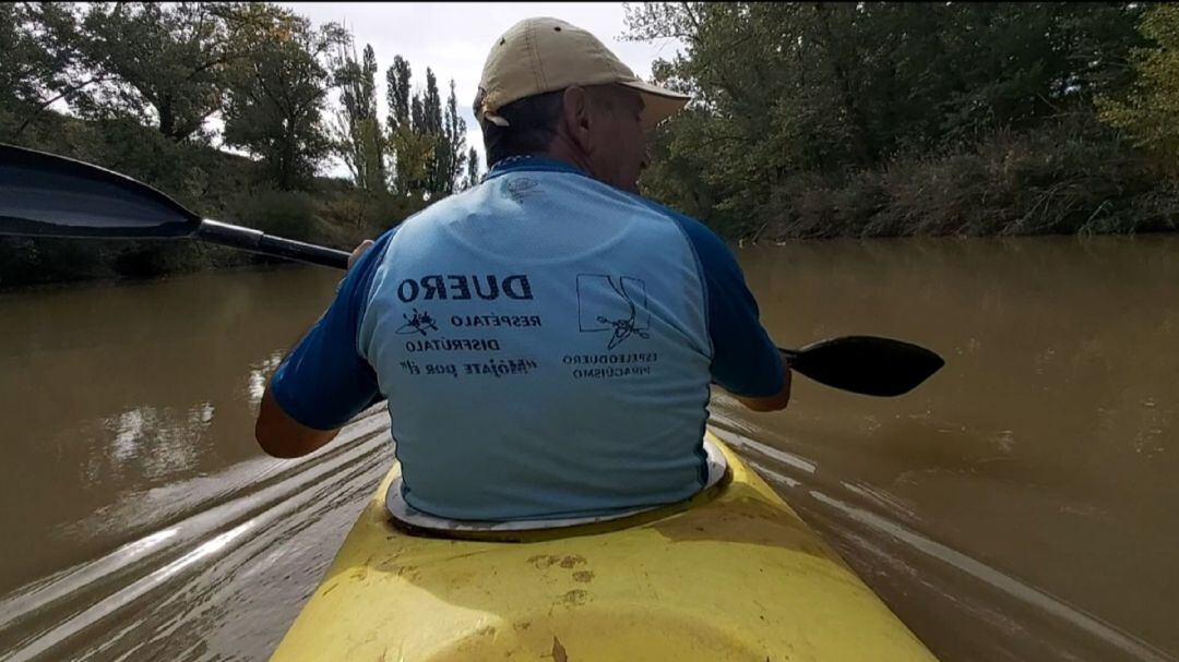 José Luis Esteban, de Espeleoduero, es uno de los encargados de introducir a los interesados en la práctica del piragüismo