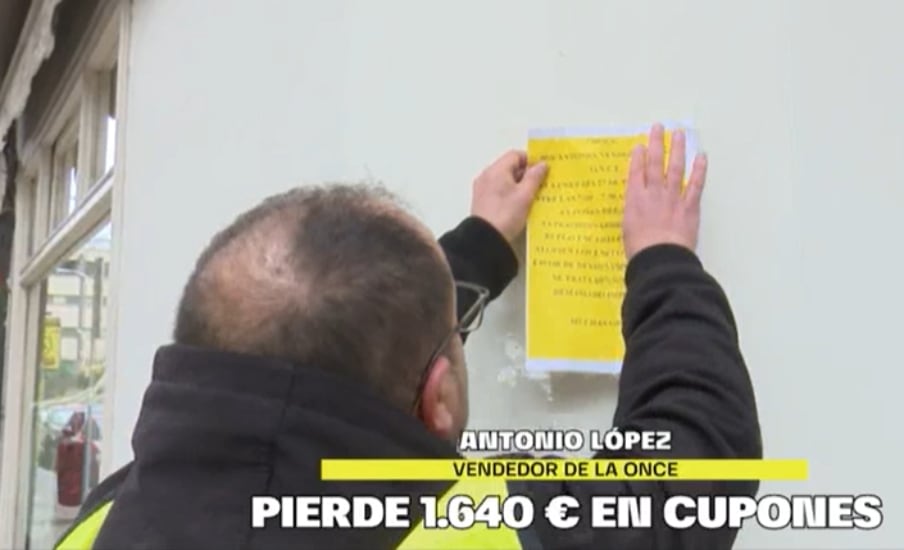 Antonio López colgando carteles en la calle donde vende cupones / La Sexta