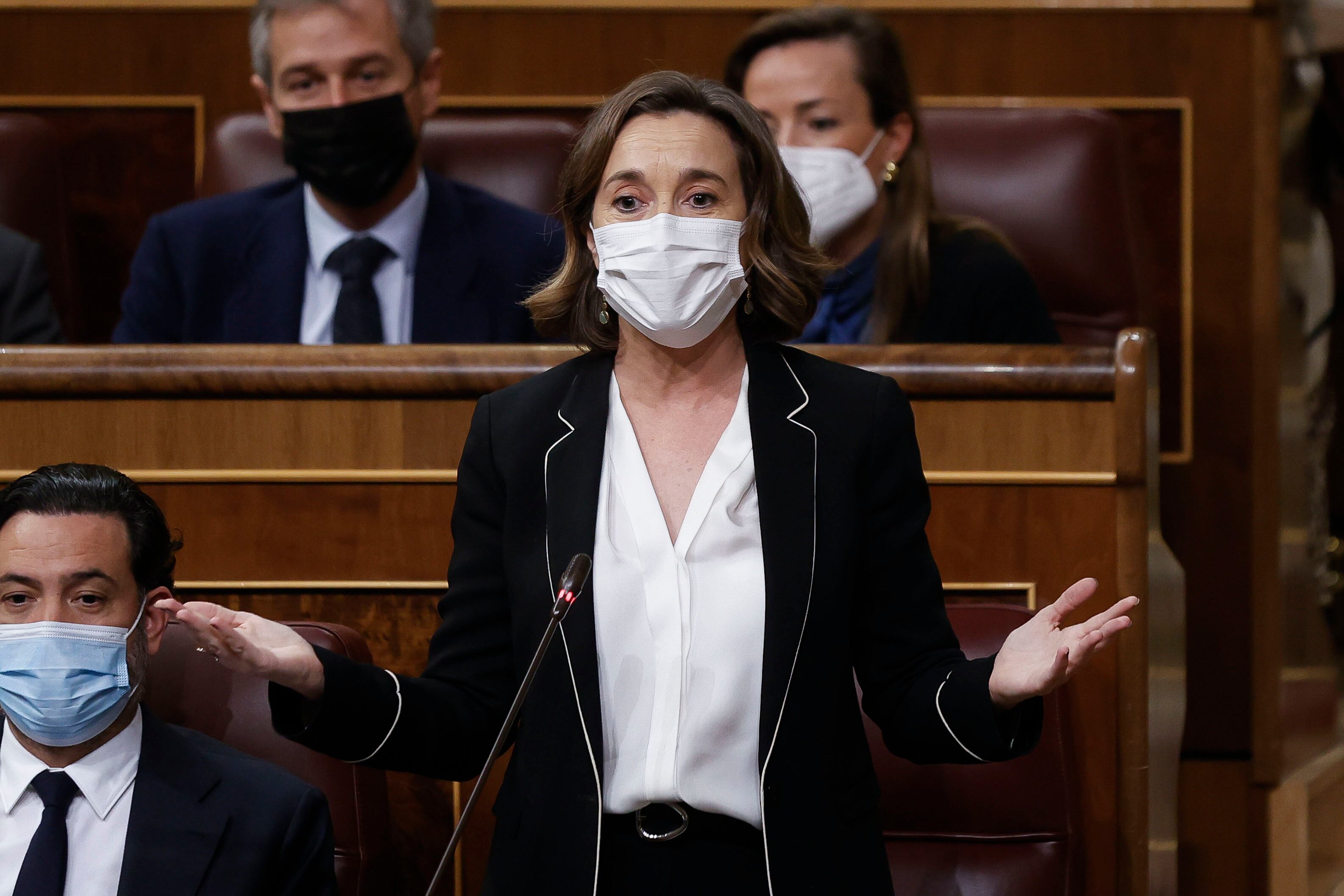 La portavoz parlamentaria del Partido Popular en el Congreso, Cuca Gamarra, interviene durante la sesión de control al Gobierno, este miércoles, en el Congreso de los Diputados.