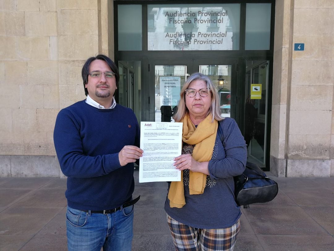 El presidente de la Asociación de Afectados de iDental en la provincia, Francisco José Camacho (i) y la vicepresidenta, Guadalupe Reig (d), ante la Audiencia Provincial.