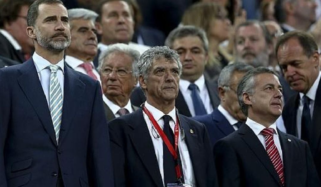 El rey Felipe junto al presidente de la Federación Española de Fútbol, Ángel María Villar (c), y el lehendakari Íñigo Urkullu (d), durante la interpretación del himno al inicio del partido de la final de la Copa del Rey 