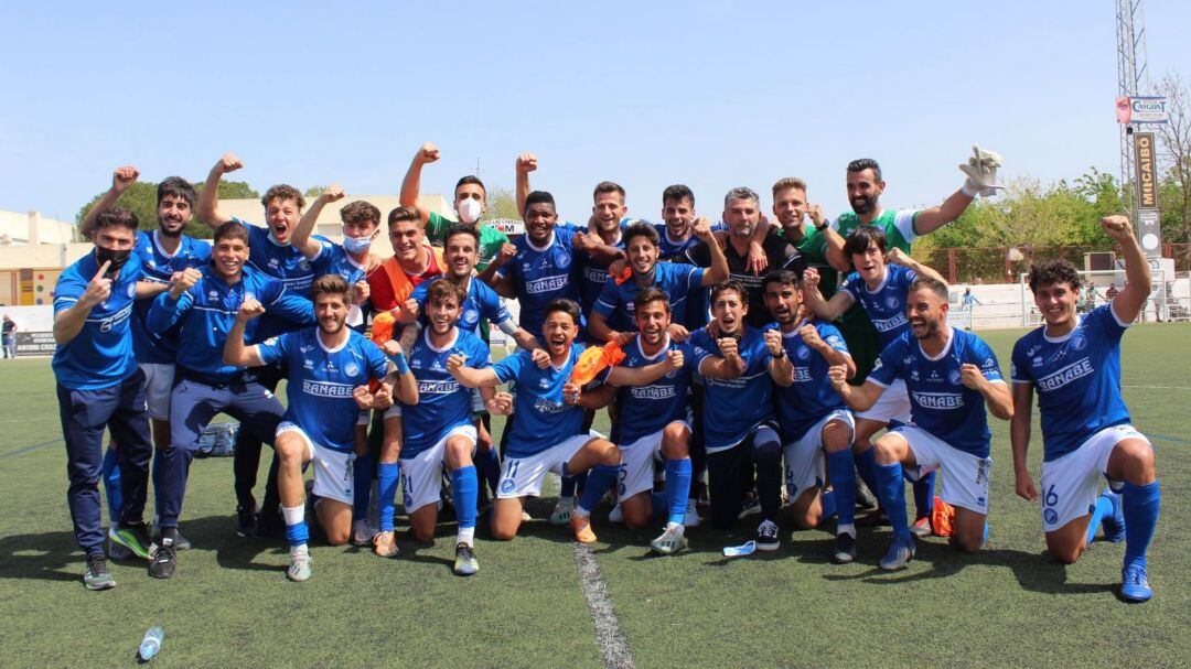 La plantilla xerecista festeja el campeonato tras consumarse la épica remontada