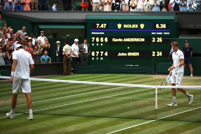  Kevin Anderson y John Isner en el partido de la semifinal de Wimbledon que duró 6 horas y media 