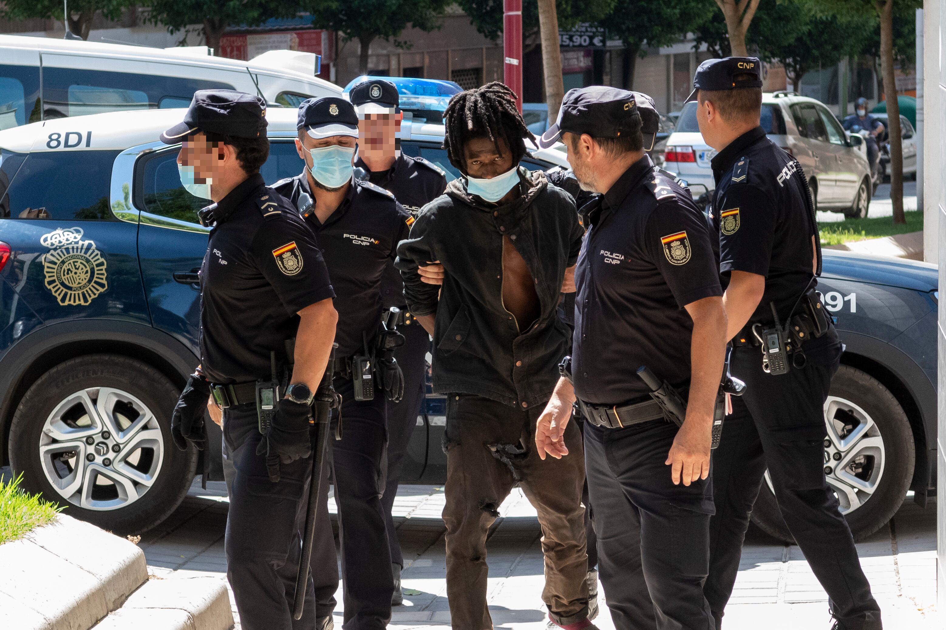 Agentes de la Policía Nacional trasladan al joven de 22 años detenido por agredir sexualmente a una joven en el aparcamiento La Victoria de Jaén, al Juzgado de Instrucción número 3 de Jaén.