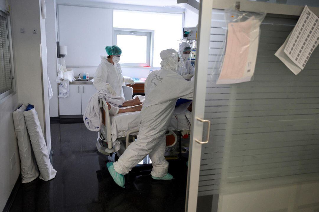  Personal sanitario del Hospital Universitario Marqués de Valdecilla de Santander atiende, este jueves, a enfermos con coronavirus en una de las UCI-Covid del hospital cántabro. Cantabria ha pedido este jueves en el Comité de las Regiones (CdR) que la Uni