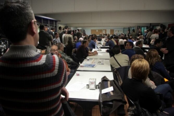 Treballadors de la planta de Panrico de Santa Perpètua de la Mogoda, aquest matí a l'assemblea en què han acordat de forma unilateral rebutjar la proposta de mediació de la Generalitat i iniciar una vaga indefinida a partir de finals de la setmana vinent