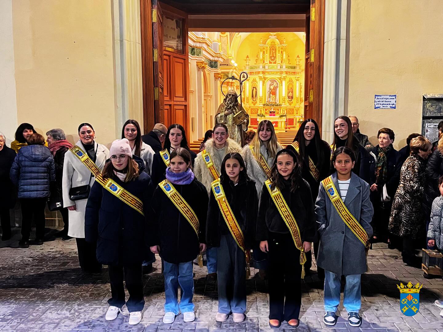 Las reinas de fiestas y damas, con San Antón