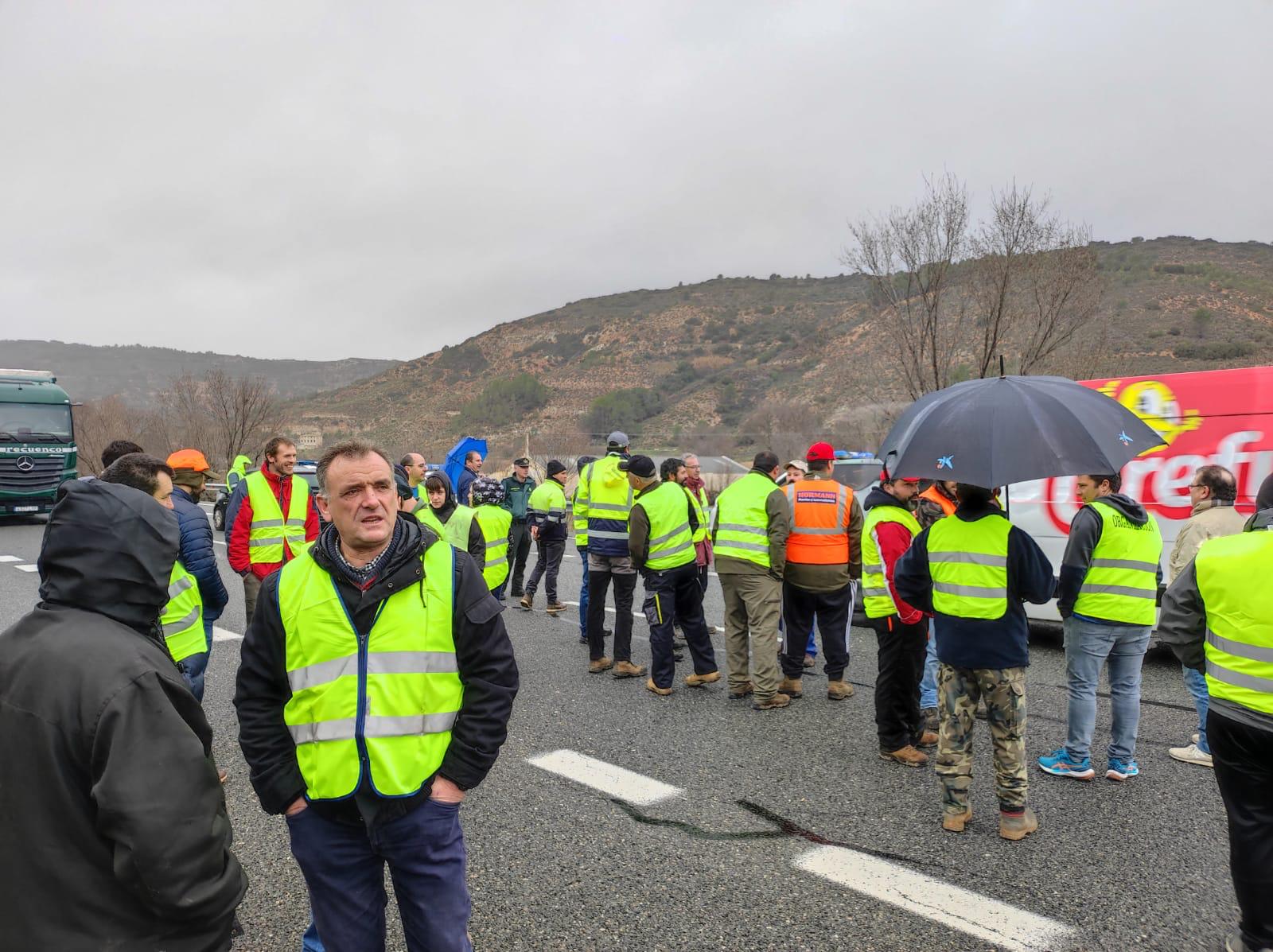 Agricultores concentrados en la N 320 en Tendilla