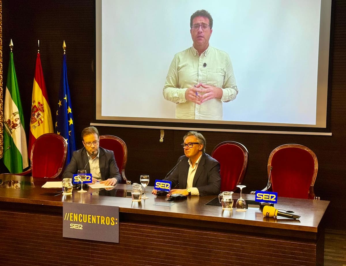 En las vísperas del inicio de la campaña electoral, el candidato de Vox a la presidencia de la Junta de Andalucía, participa en el Encuentro SER celebrado en el salón de actos de la Cámara de Comercio de Sevilla