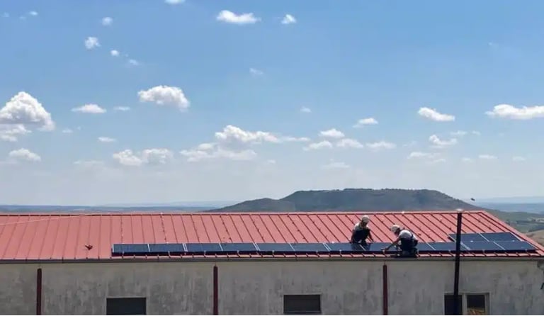 La instalación de paneles solares comenzó en julio de 2023