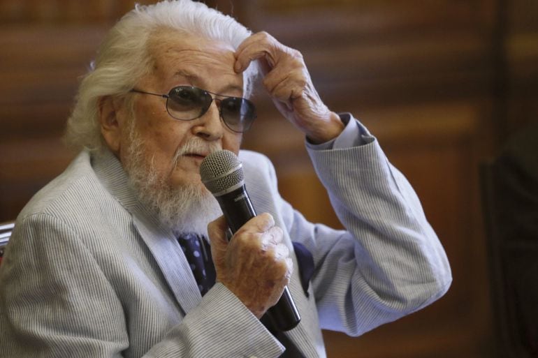 El escritor mexicano Fernando del Paso durante un encuentro con los periodistas en la Biblioteca Nacional, en el primer acto público antes de ser galardonado con el Premio Cervantes 2015 el próximo sábado, en el que recordó su pasado como periodista y cri