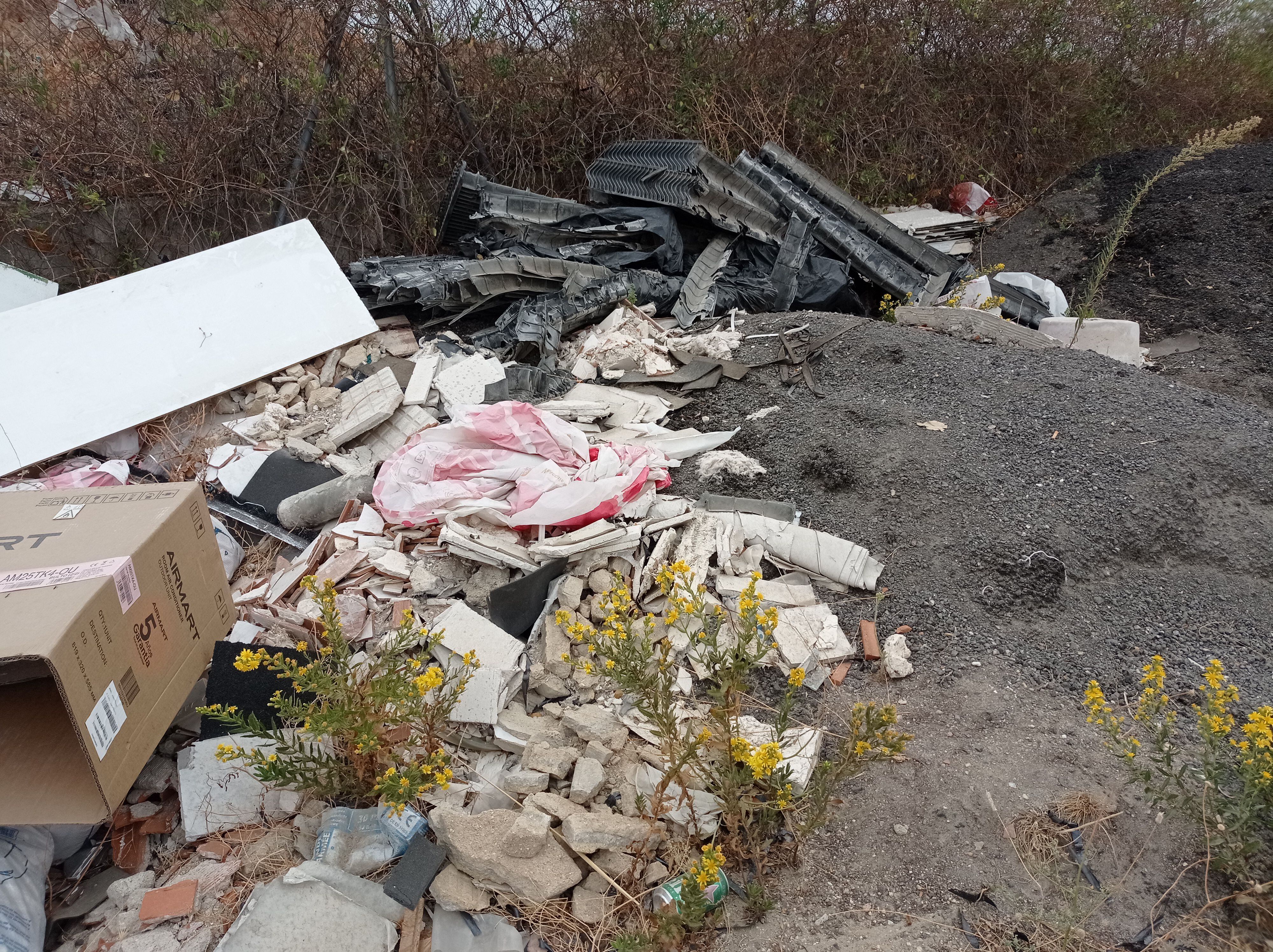 Los vertidos se acumulan en este antiguo camino de Alcorcón a Fuenlabrada