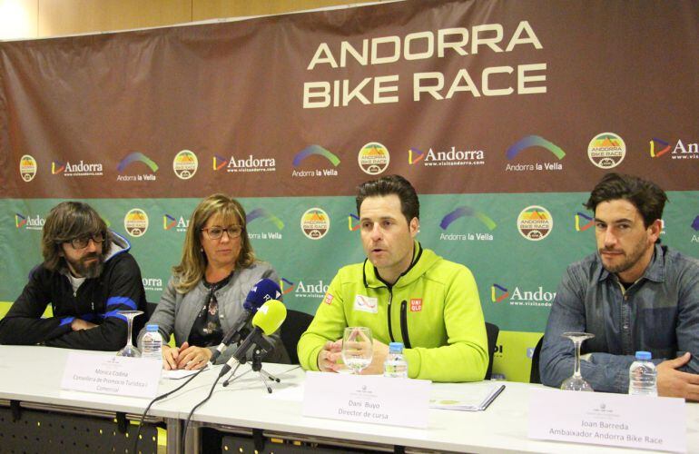 El 'showman' Santi Millán; la consellera de Promoció Turística i Comercial del comú d'Andorra la Vella, Mònica Codina; el director de la cursa, Dani Buyo, i el pilot Joan Barreda, en roda de premsa.