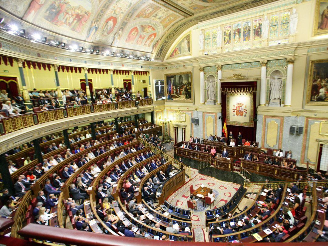 Diputados en el hemiciclo. Plano general