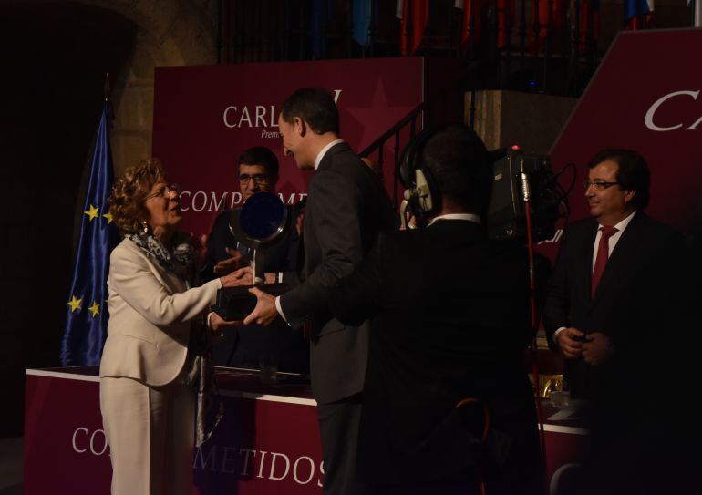 Sofia Corradi recogiendo el premio de manos de Felipe VI