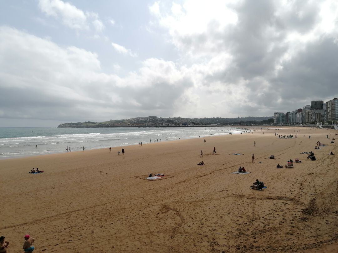 La playa de San Lorenzo, este miércoles, en bajamar. 