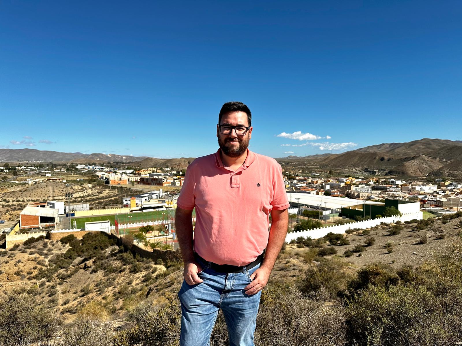 José Díaz Ibáñez posa para LA VOZ con Tabernas de fondo, un pueblo con encanto y donde el deporte es fundamental para todos.