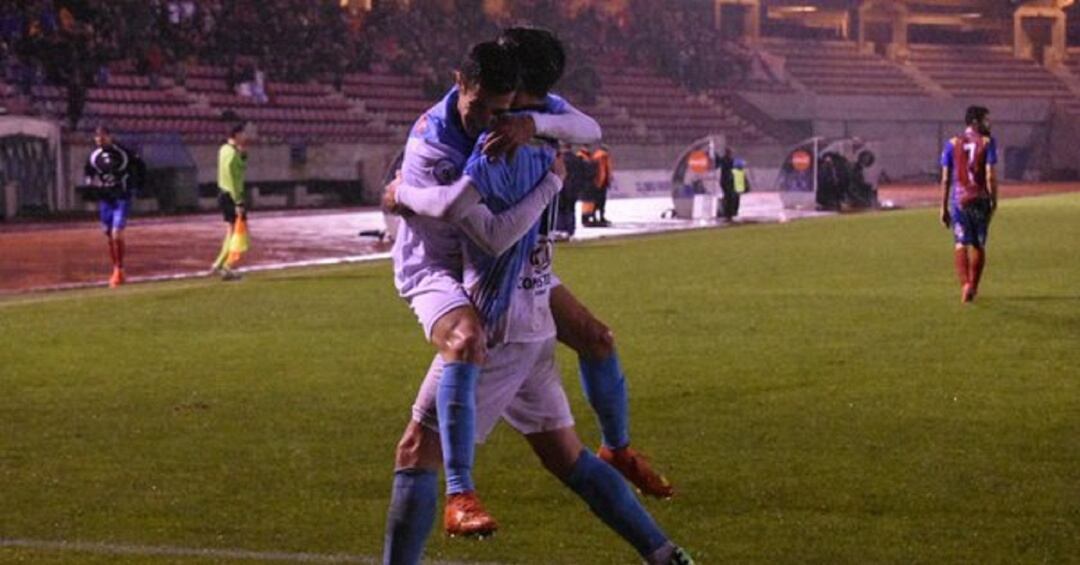 Miki Villar y Brais Abelenda se abrazan para celebrar el gol marcado al CD Barco