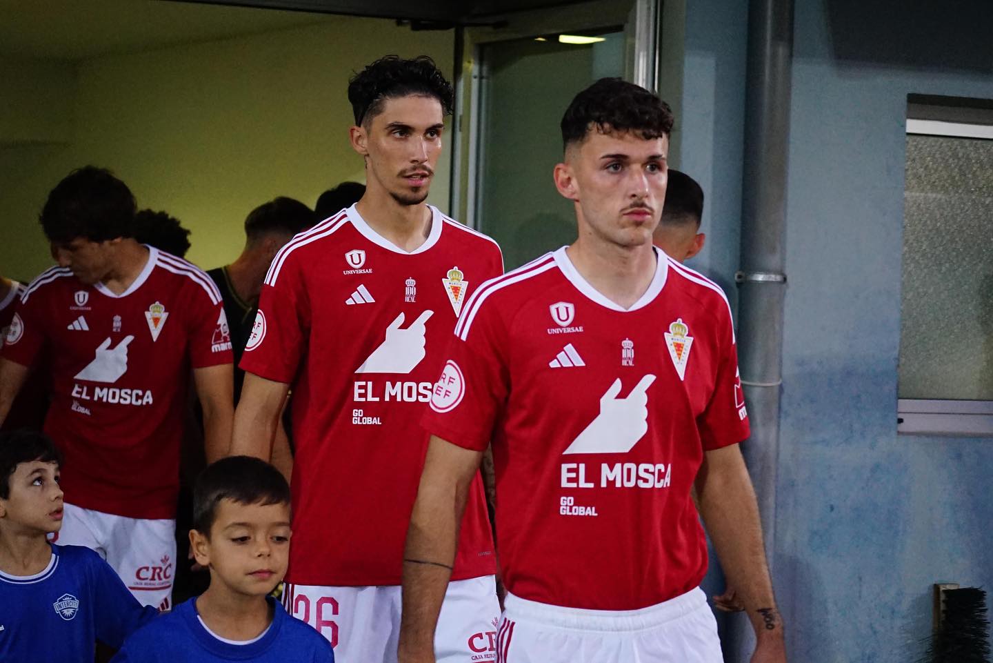 Imanol Alonso seguido por Andrés López Carmona en el encuentro ante el Intercity