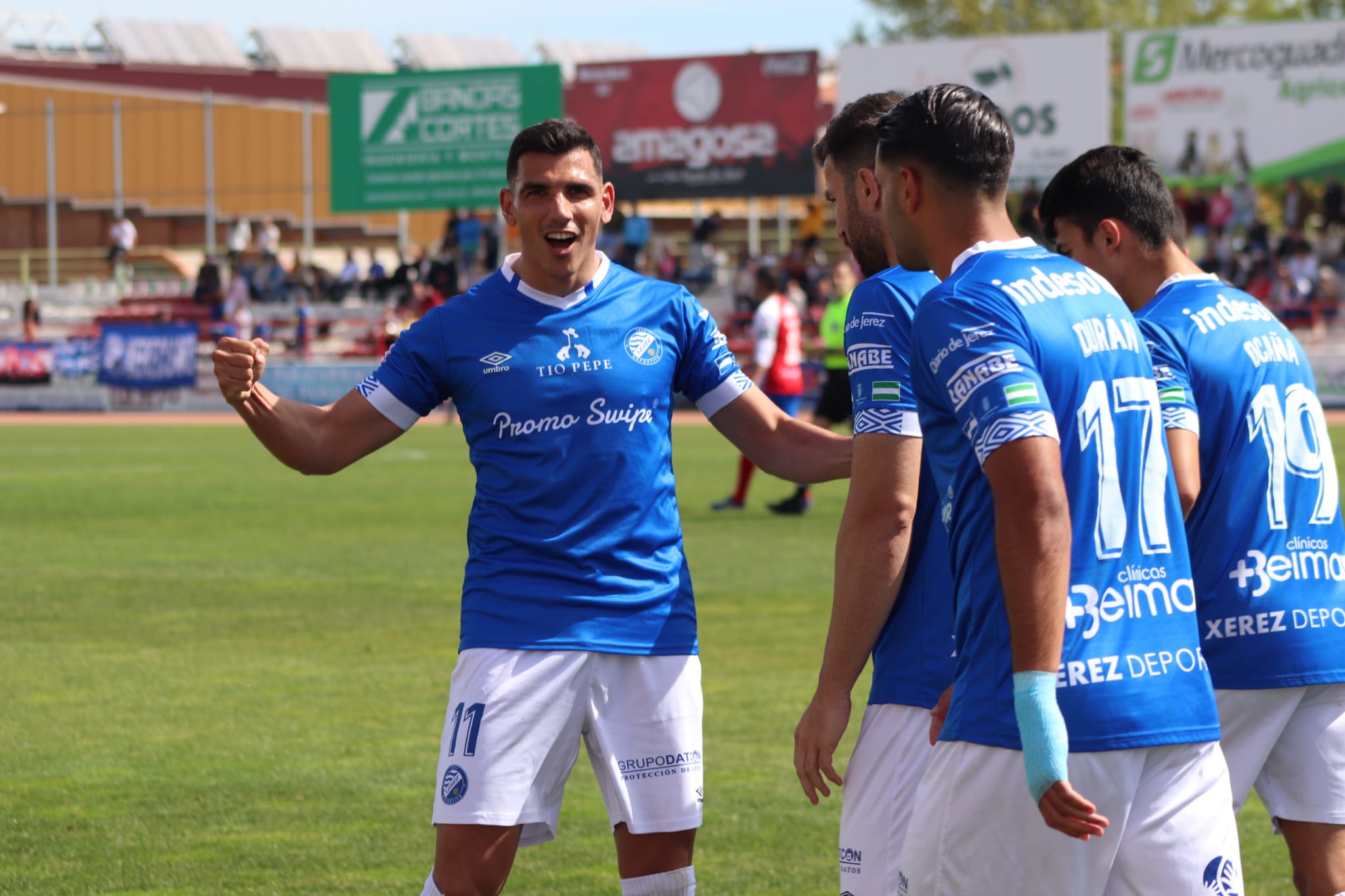 David Grande celebra el primer gol del Xerez DFC ante el Don Benito