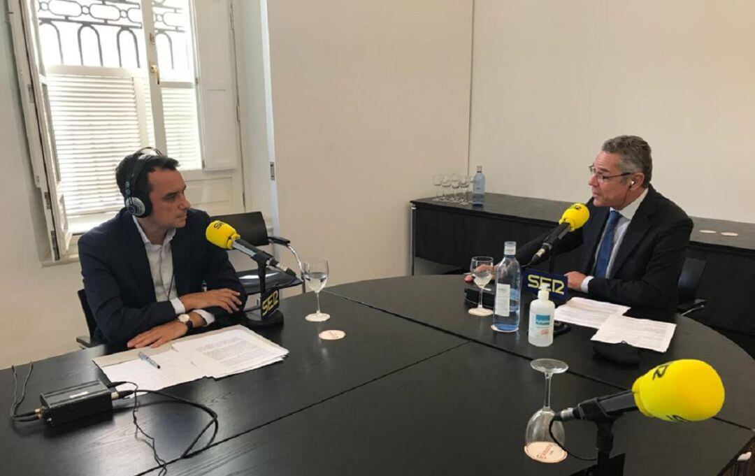 Salomón Hachuel, a la derecha, durante la entrevista a Sergio Vázquez, secretario general de Infraestructuras del Ministerio de Transportes, Movilidad y Agenda Urbana