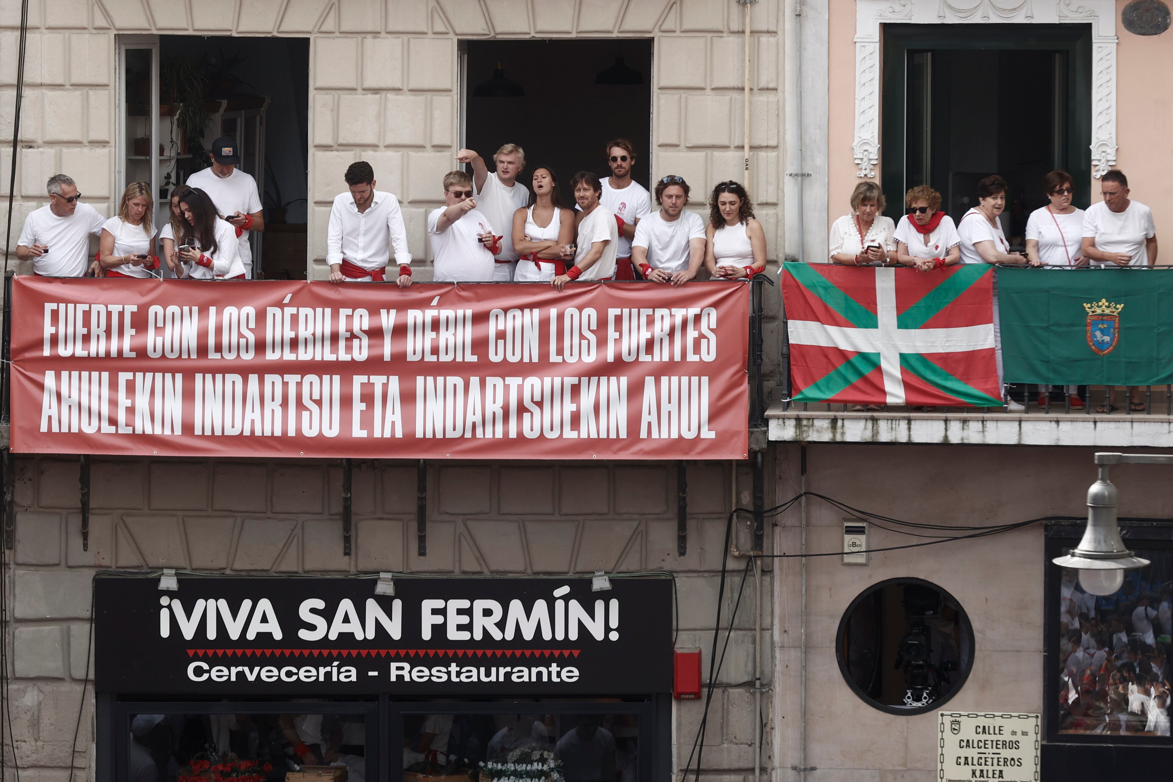 PAMPLONA, 06/07/2023.- Pancartas de apoyo a Osasuna tras la resolución de la UEFA colgadas en las fachadas frente al ayuntamiento en la Plaza Consistorial de Pamplona, horas antes del chupinazo anunciador de los Sanfermines 2023, este jueves. EFE/Jesús Diges
