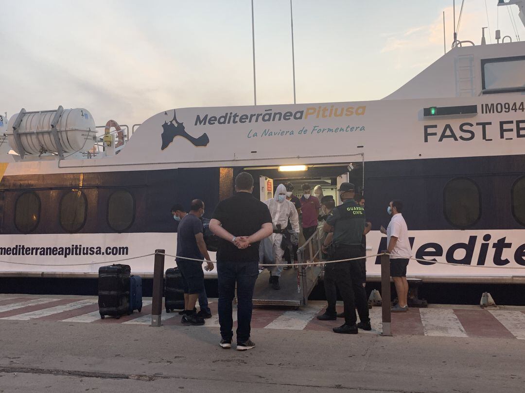 Imagen de los inmigrantes a su llegada al puerto de Ibiza