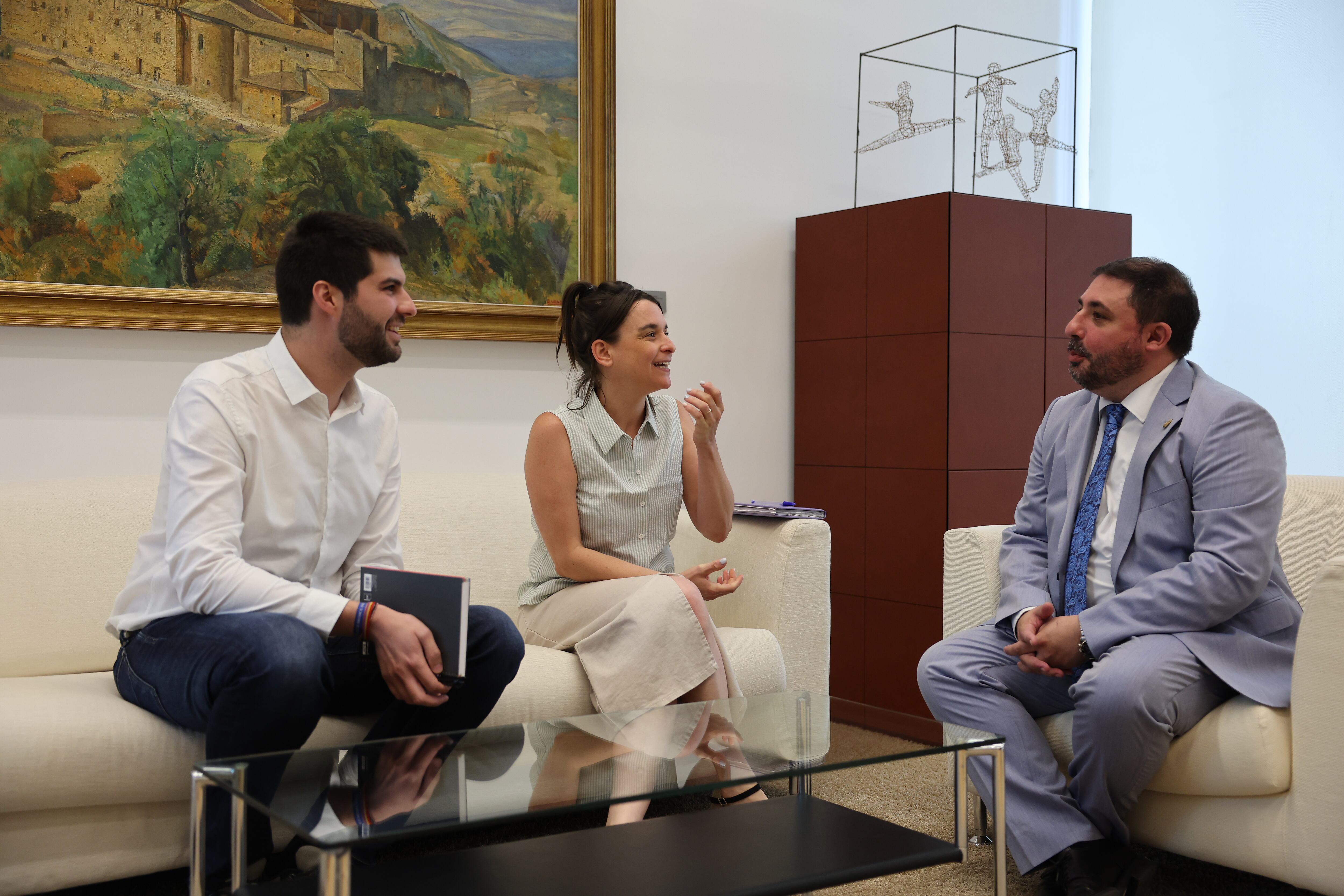 Los parlamentarios de Contigo Navarra Begoña Alfaro y Carlos Guzmán durante la reunión que han mantenido con el presidente del Parlamento de Navarra, Unai Hualde (derecha), en la ronda de consultas que ha iniciado este martes con las distintas formaciones políticas para en su caso proponer una candidatura a la presidencia del Gobierno foral.