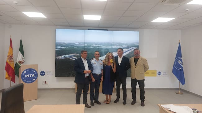 De izquierda a derecha: José Manuel Correa, delegado del Gobierno Andaluz en Huelva; José Antonio Quesada, Coronel Jefe del CEUS y CEDEA; Ana Gil, periodista de la Cadena SER en Huelva; Gustavo Cuéllar, alcalde de Moguer; y el Catedrático José Manuel Andújar