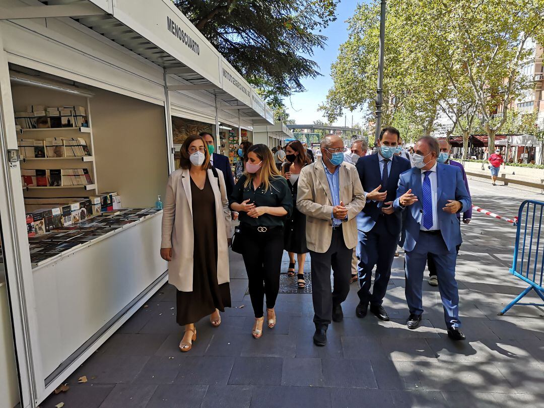 Las autoridades, entre ellas el vicepresidente de la Junta, recorren la Feria del Libro de Palencia