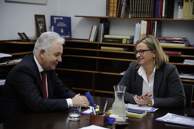 Modesto Díez, presidente de Feder Extremadura y Blanca Martín, presidenta de la Asamblea